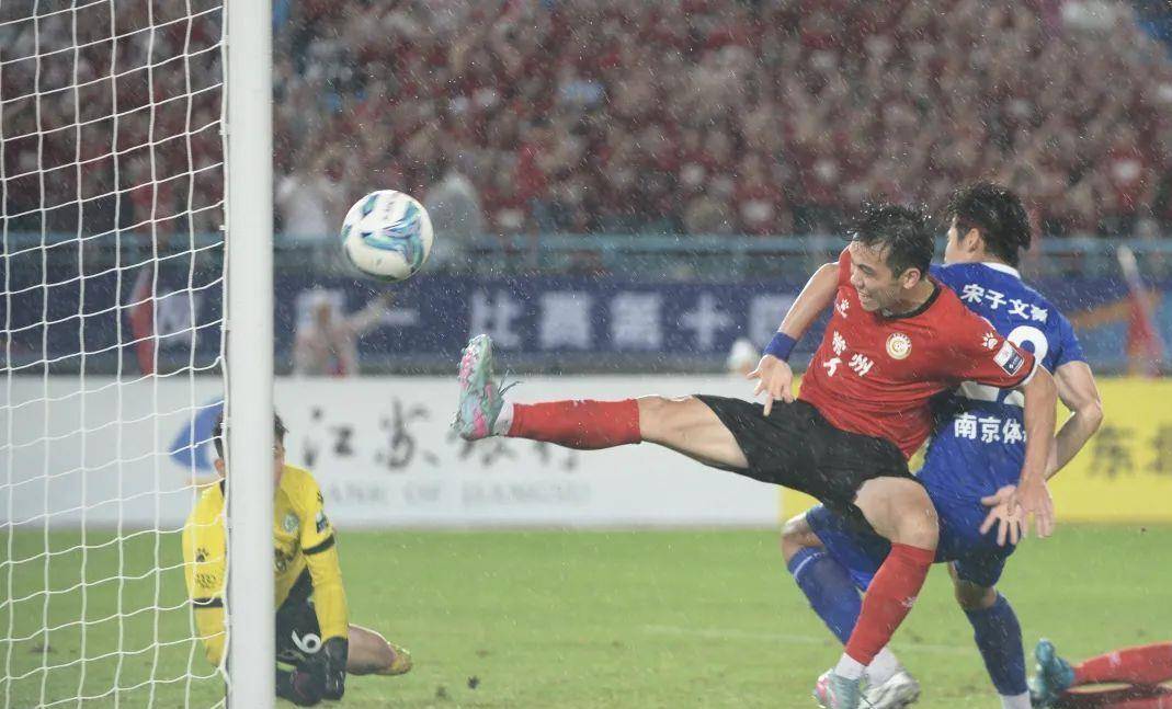 挑战极限!球员尽力奋斗争夺胜利 挑战极限!球员尽力奋斗争夺胜利