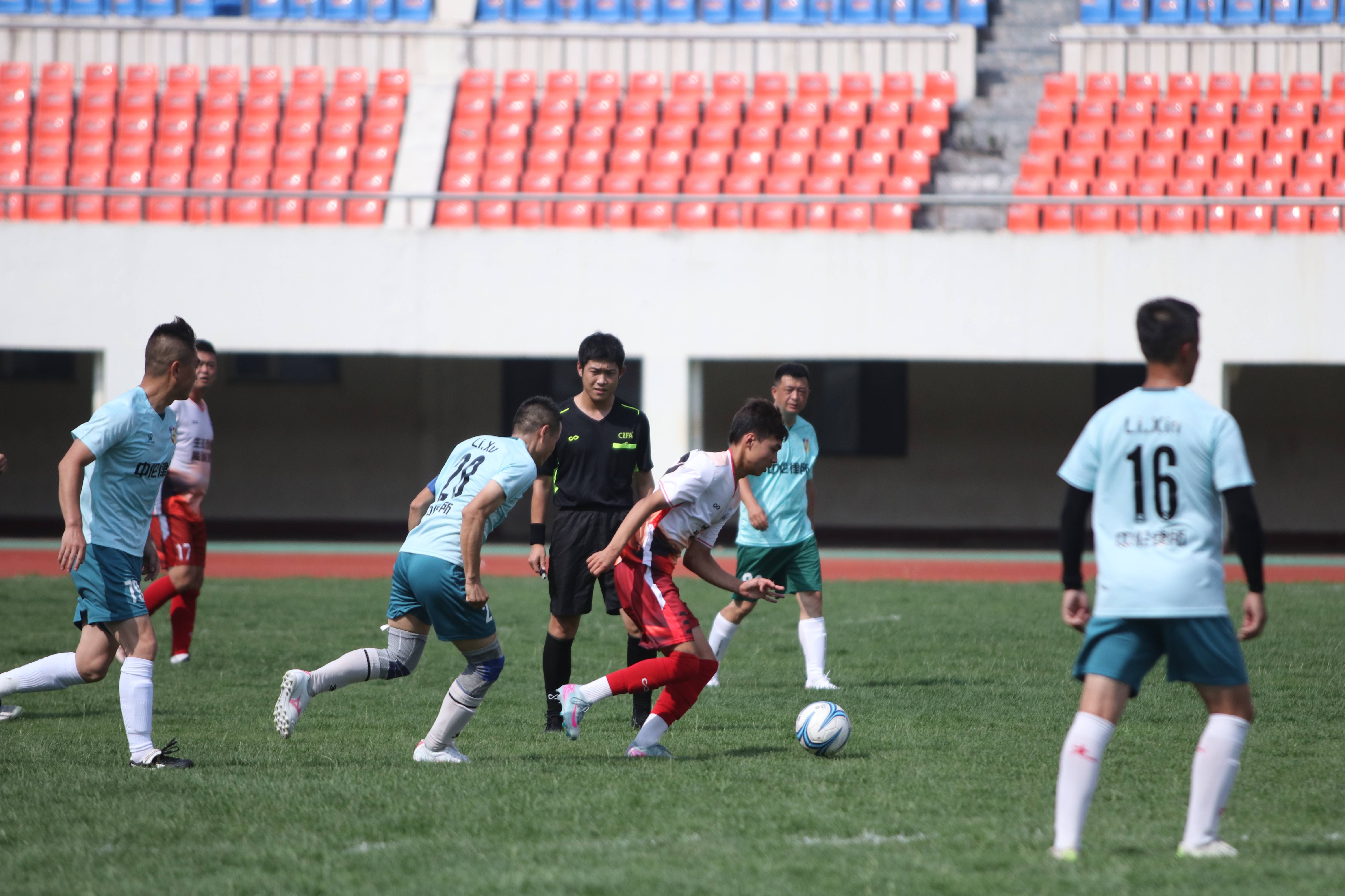 B体育下载-关于火爆足球比赛中球员传球配合默契的信息