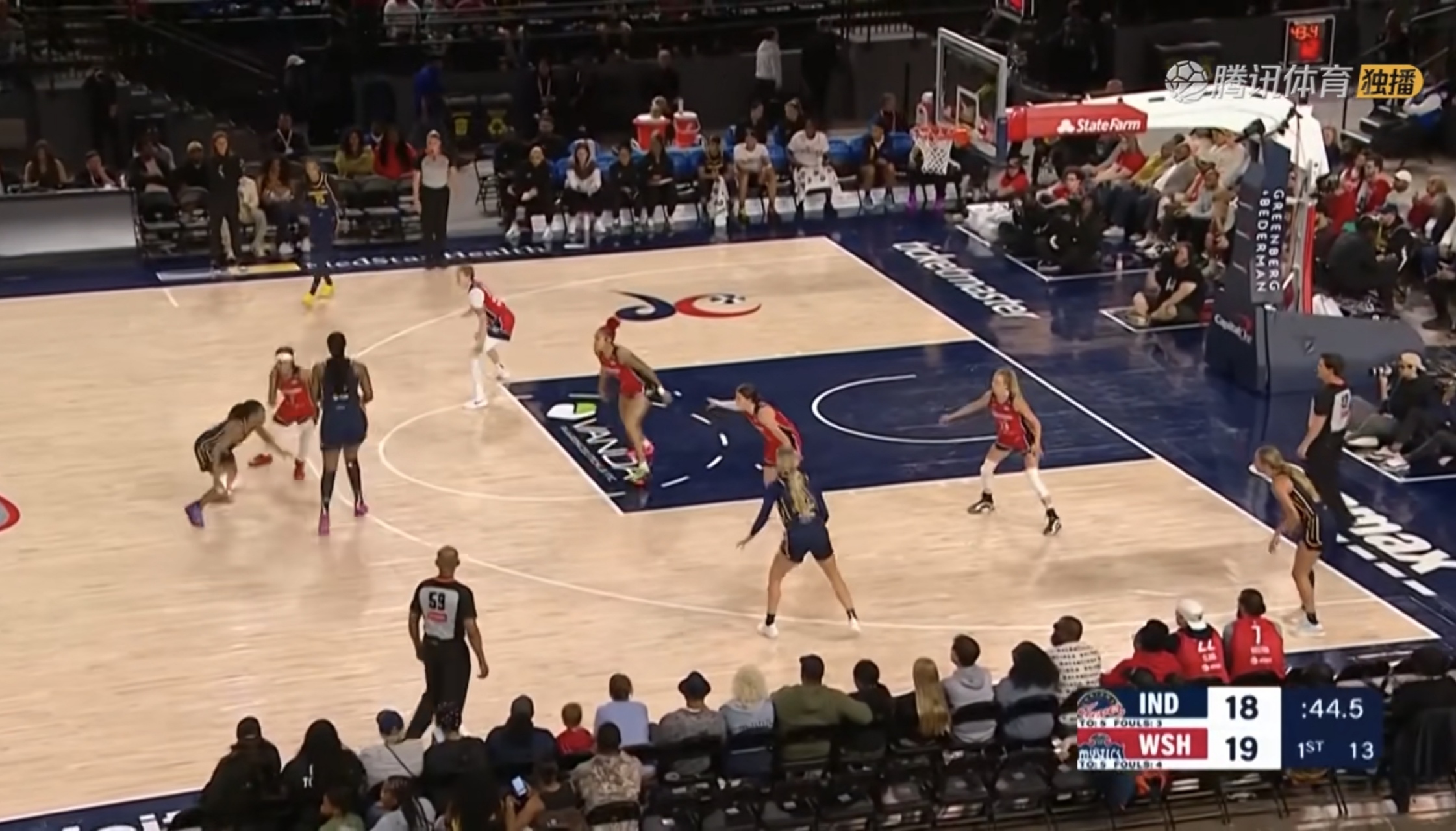 B体育官网入口-关于全球篮球比赛激战频现，球迷狂热支持的信息