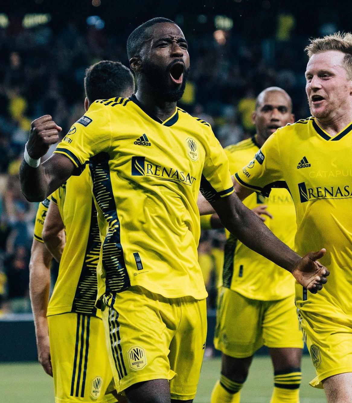 B体育投注-沙尔克球员努力训练，为胜利奋斗