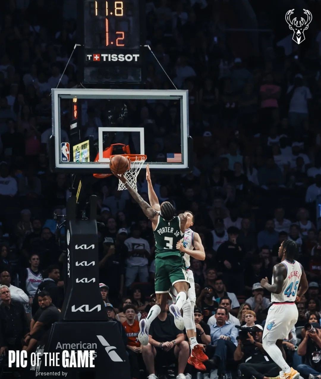 雄鹿主场击败黄蜂,保持不败 雄鹿主场击败黄蜂,保持不败