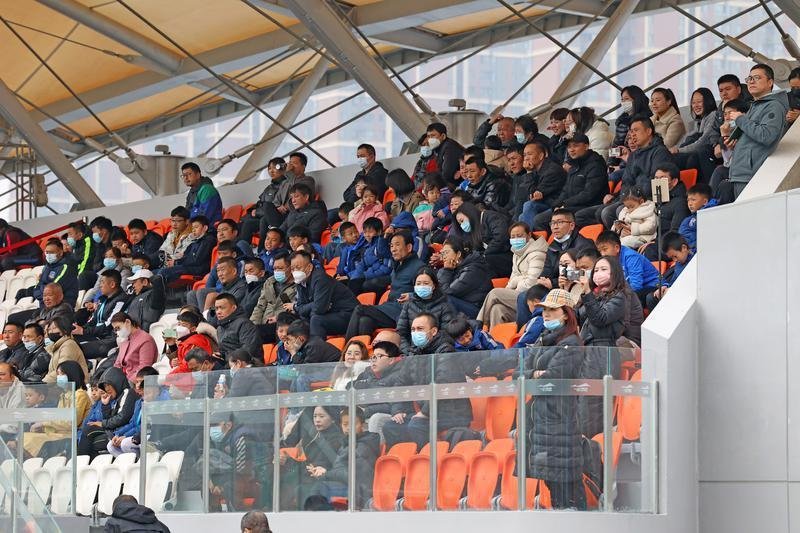 B体育电竞-足球赛事现场热闹非凡，观众掌声连连