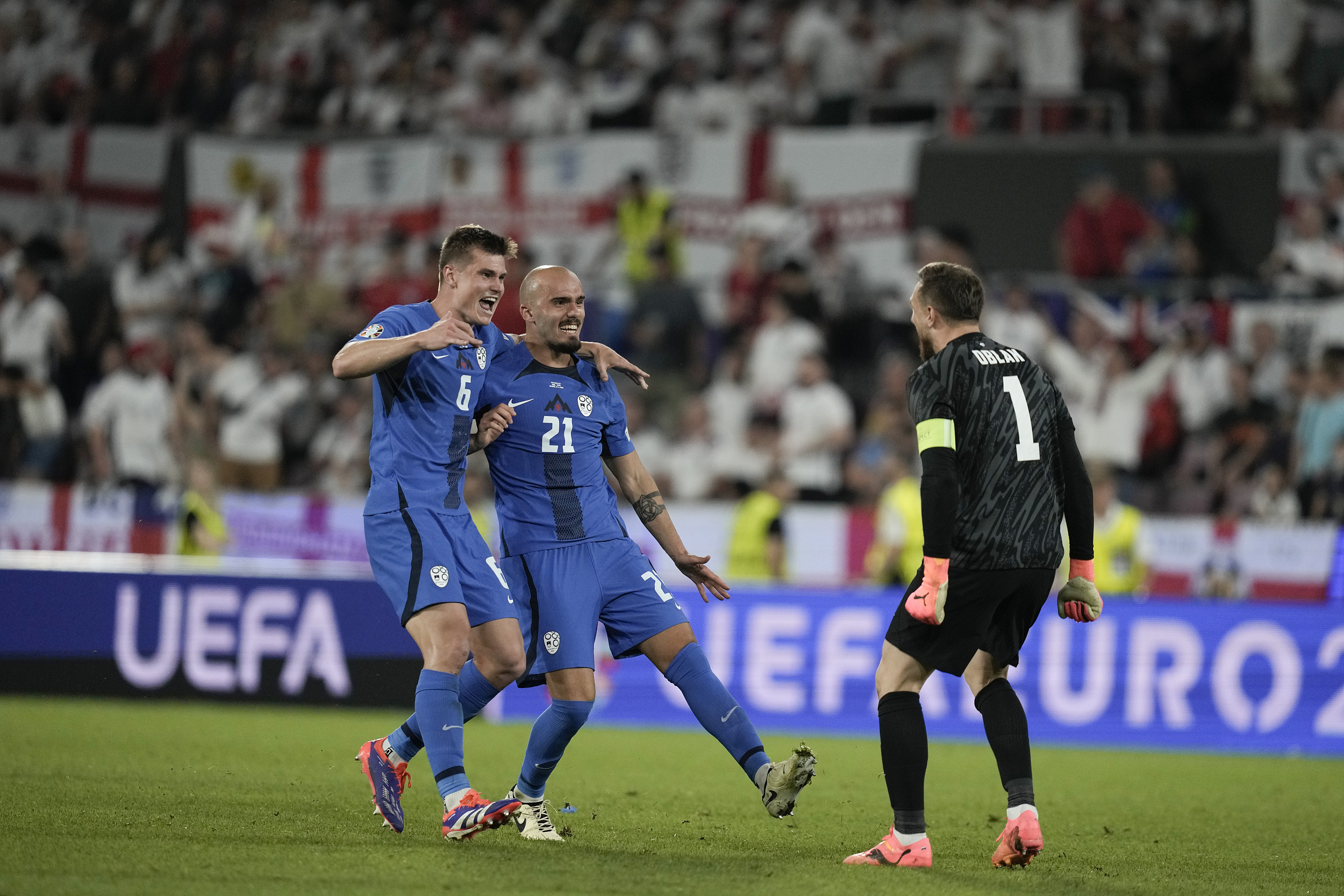 包含德国横扫丹麦，进军欧预赛半决赛的词条