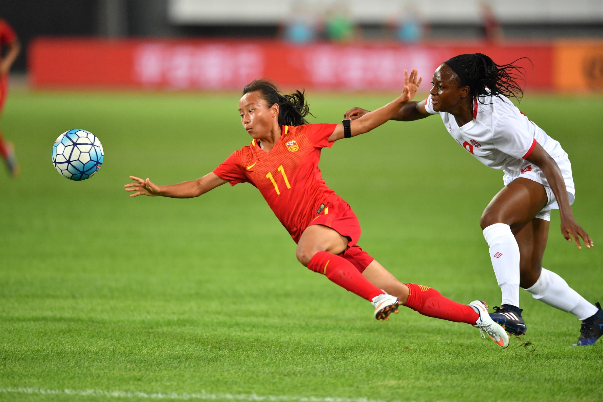 女子足球赛场上中国队表现出色获得认可 女子足球赛场上中国队表现出色获得认可